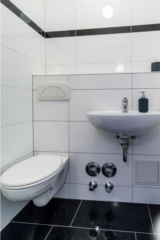 Homefy Oldtown Apartment - 6 People - 2 Bath - Balcony - Top Location Dusseldorf Bagian luar foto